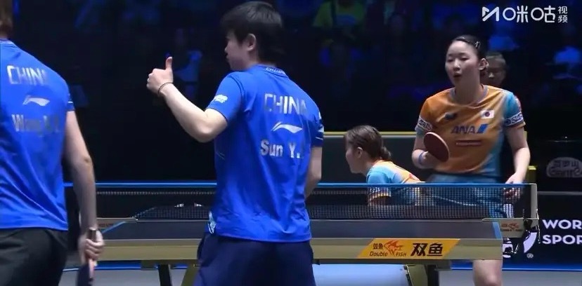 孙颖莎情商太高了！女双决赛，孙颖莎/王曼昱3:2张本美和/大藤沙月，比赛中有个小