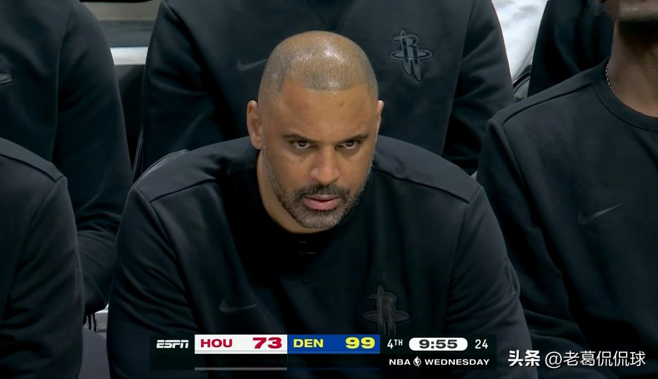 火箭主帅乌度卡真是一脸茫然！在今天火箭客场挑战掘金的比赛中，当时比赛进行到了第四