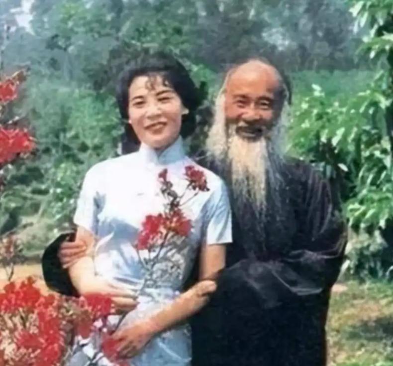 当年，44岁的张大千，收了一个16岁的女徒弟学画画，没过多久，女徒弟说：“师傅，