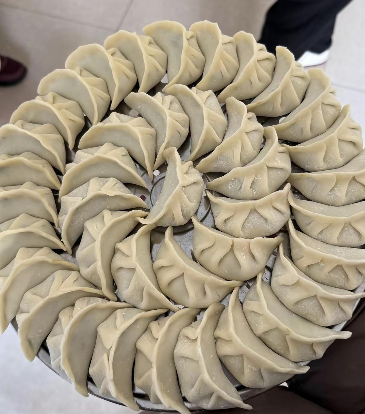 包饺子
把每一个平凡的日子，都写成诗。
窗外寒风卷着枯叶打转，屋内暖灯亮得刚好。