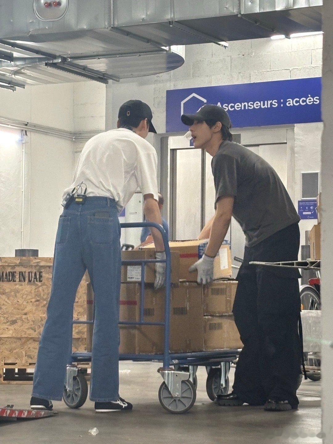 李佳琦毕雯珺颜安巴黎搬运工 颜安巴黎搬货好抽象 巴黎合伙人李佳琦、毕雯珺、颜安在