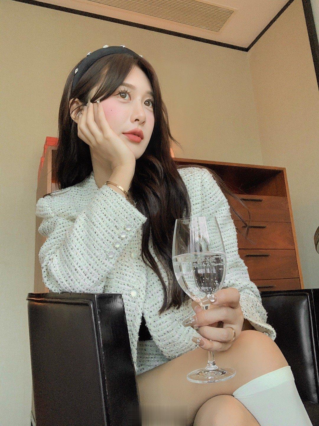 ：期待小香的秋天鸭[挤眼]好爱温婉知性的感觉[嘻嘻] ​​​