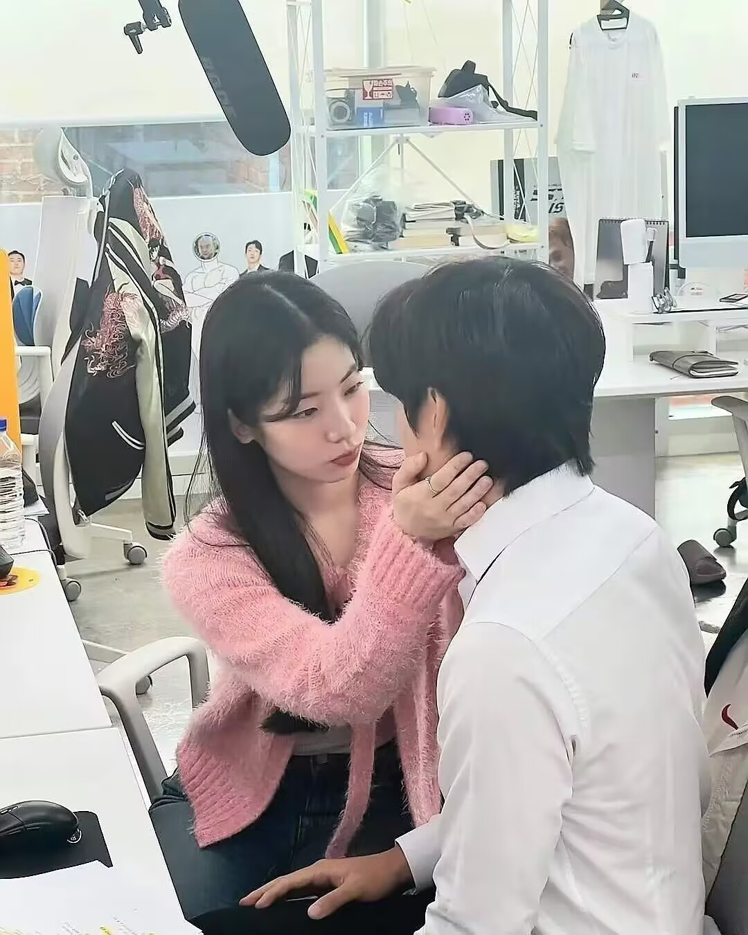 天呐，金多贤工伤，丑男离美女远一点 ​​​