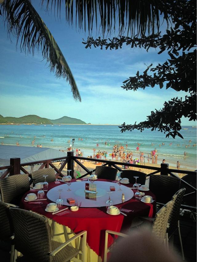 这场“穿貂踏浪、雪人南迁”的奇幻旅程，瞬间点燃了网络的热情，也让人感受到东北老铁