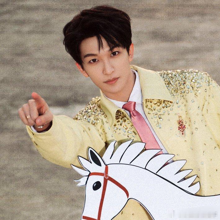 黄子弘凡老式小孩看春晚黄子弘凡与王安宇、范丞丞、胡先煦合唱《快乐小马》 ，少年们