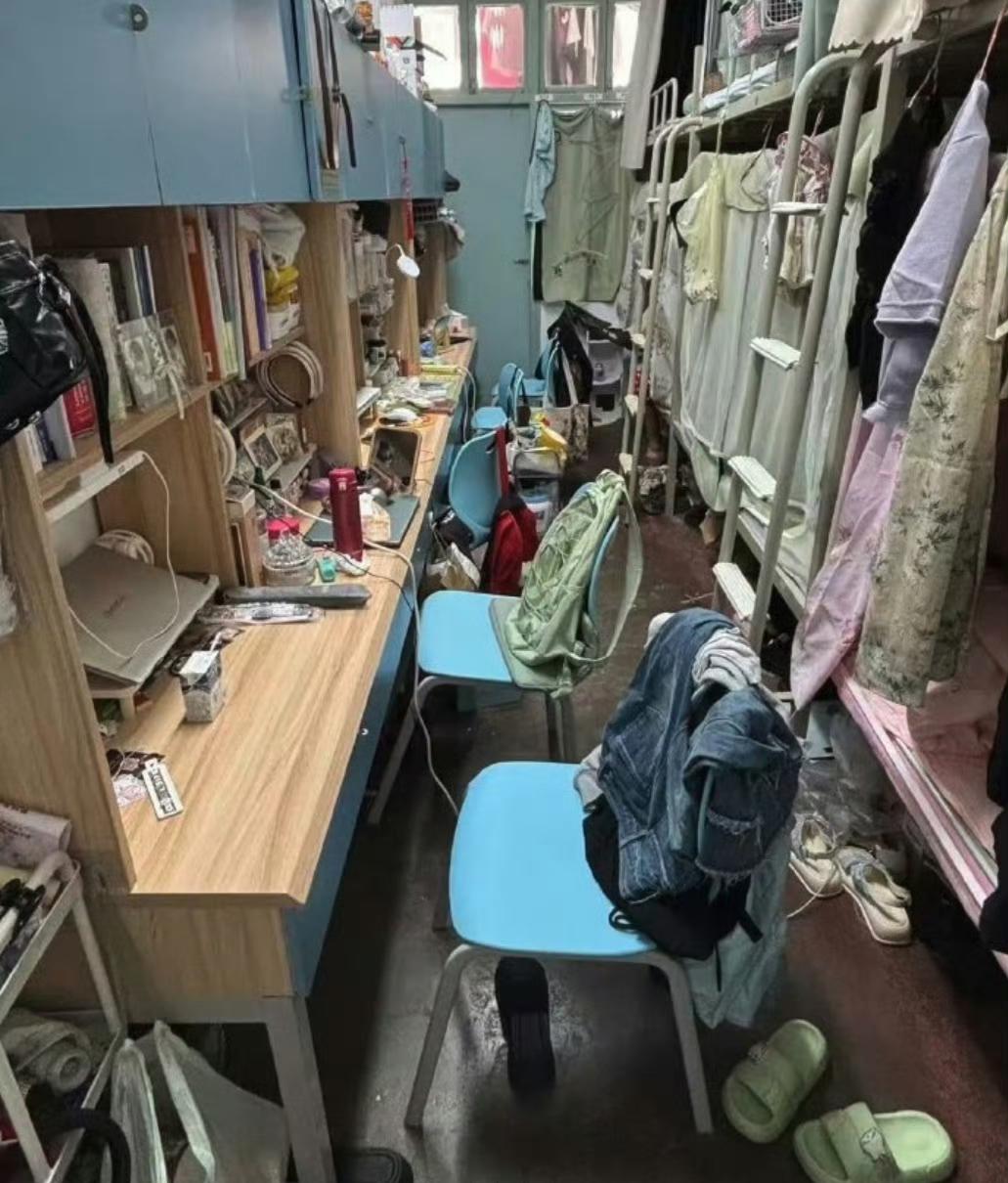 你能想象吗？
湖南师范大学18人同住霉菌宿舍
在一所备受瞩目的“211”“双一流