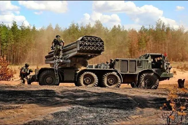 俄军的BM-27“飓风”​16管220毫米火箭炮，装填系统比较笨重落后。

需要