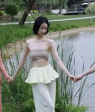 第一次对张艺凡臂展长有了实感，这就是腕线过裆了吧 