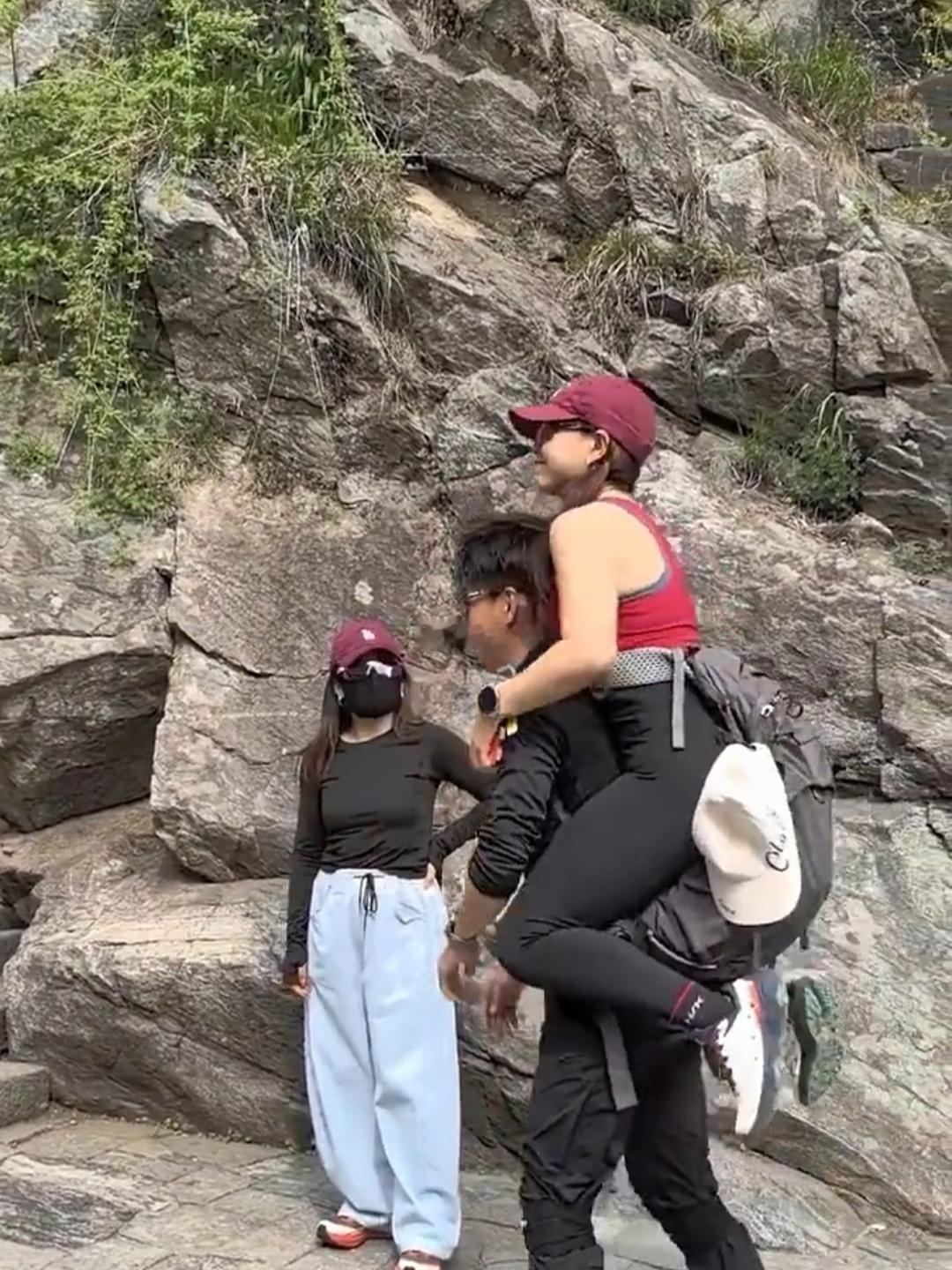 健身圈的小伙好多都去做陪爬了 两个小姐姐在景区脚走酸了点了一个陪爬 小伙子毫无压