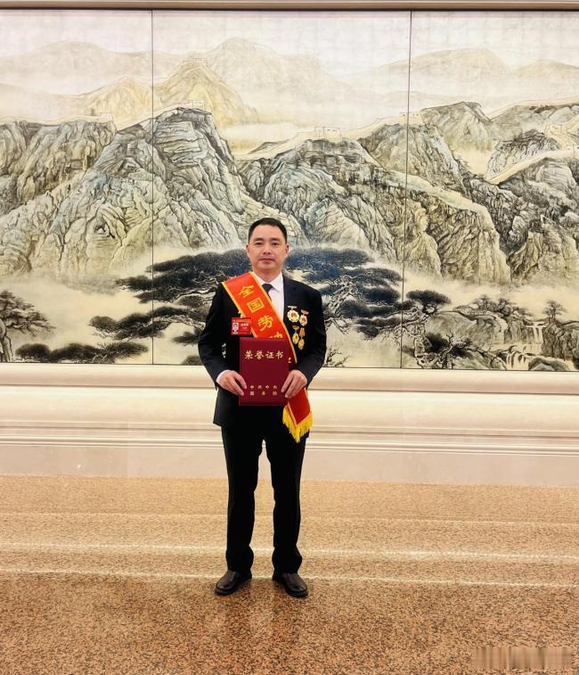 吉利汽车王光挣荣获“全国劳动模范”称号五一国际劳动节前夕，在庆祝中华全国总工会成
