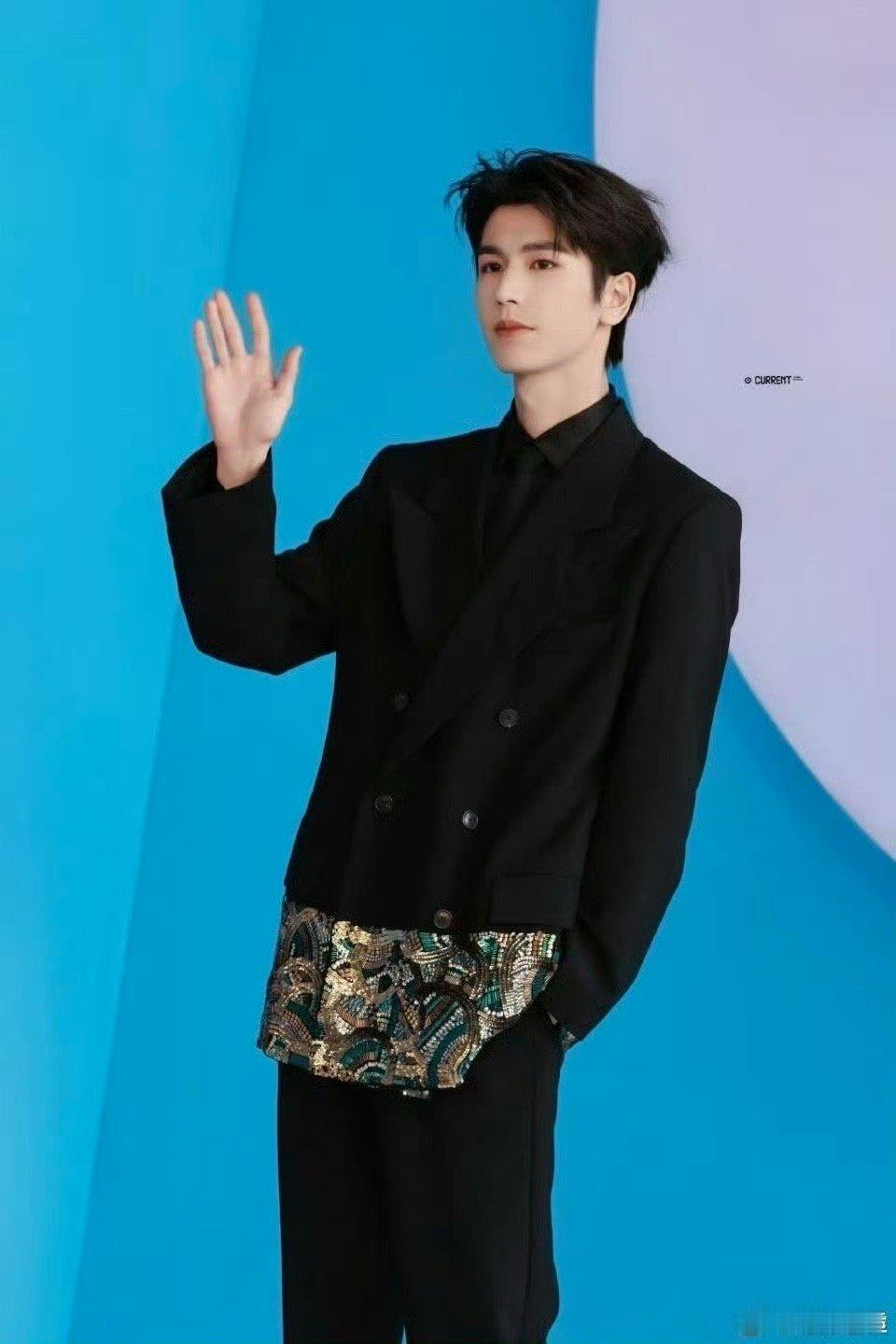 张凌赫帅得不知天地为何物被颜值狠狠震撼！张凌赫的帅自带侵略性，身形挺拔气质卓绝，