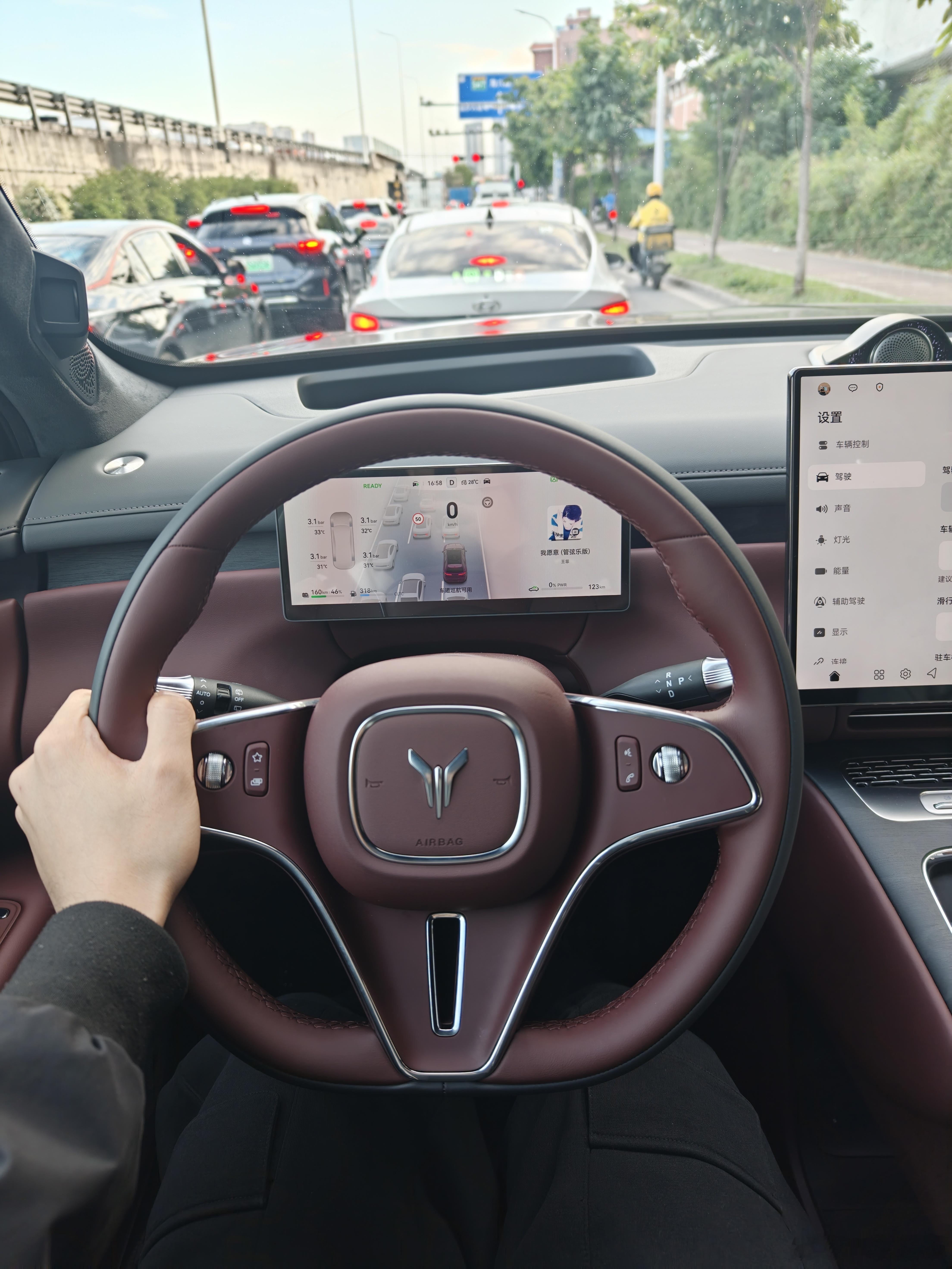 泰山泰山，开着它确实有那种一览众山小的感觉。实际开着还行，机械素质符合预期，隔音