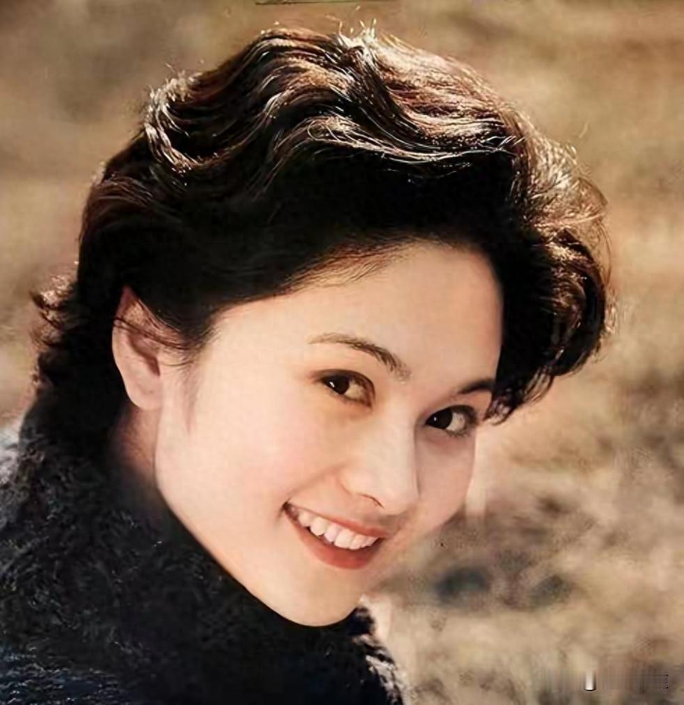 她六十多岁还在拍新剧、办画展、种花陪妈妈，没人能用一个词说清她是谁，可偏偏人人都