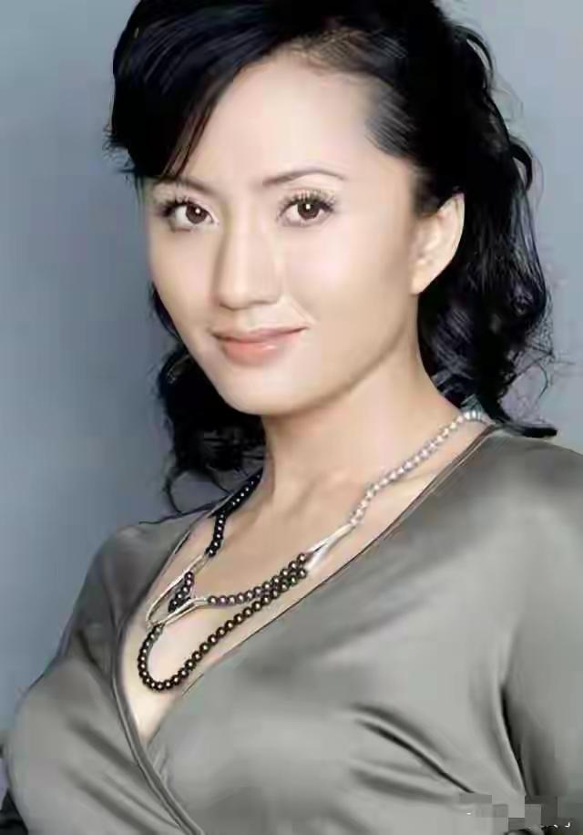 她的身材很健硕，标准的东方美女
你们认识她吗？
她的大眼睛炯炯有神，在加上她的耳