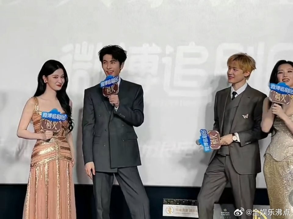 张凌赫王楚然看热闹把自己玩进去了张凌赫王楚然互相捧脸 张凌赫王楚然就这么看热闹把