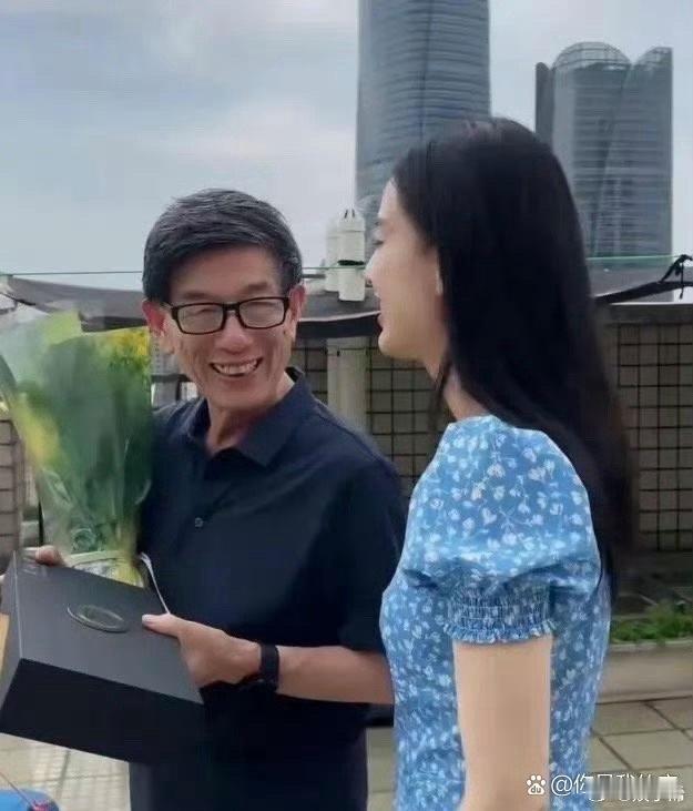 黄圣依的长相完全随了她的爸爸，不太像她的妈妈。 