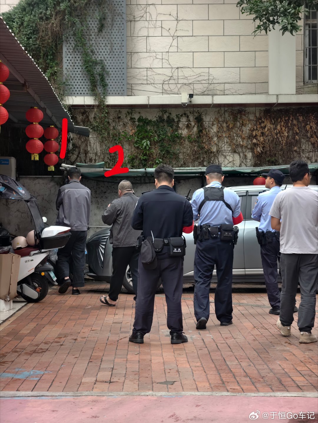 小事情引发的口角1号大哥在挪电动车，不小心碰到2号大哥的车，也就是图里的埃安。就