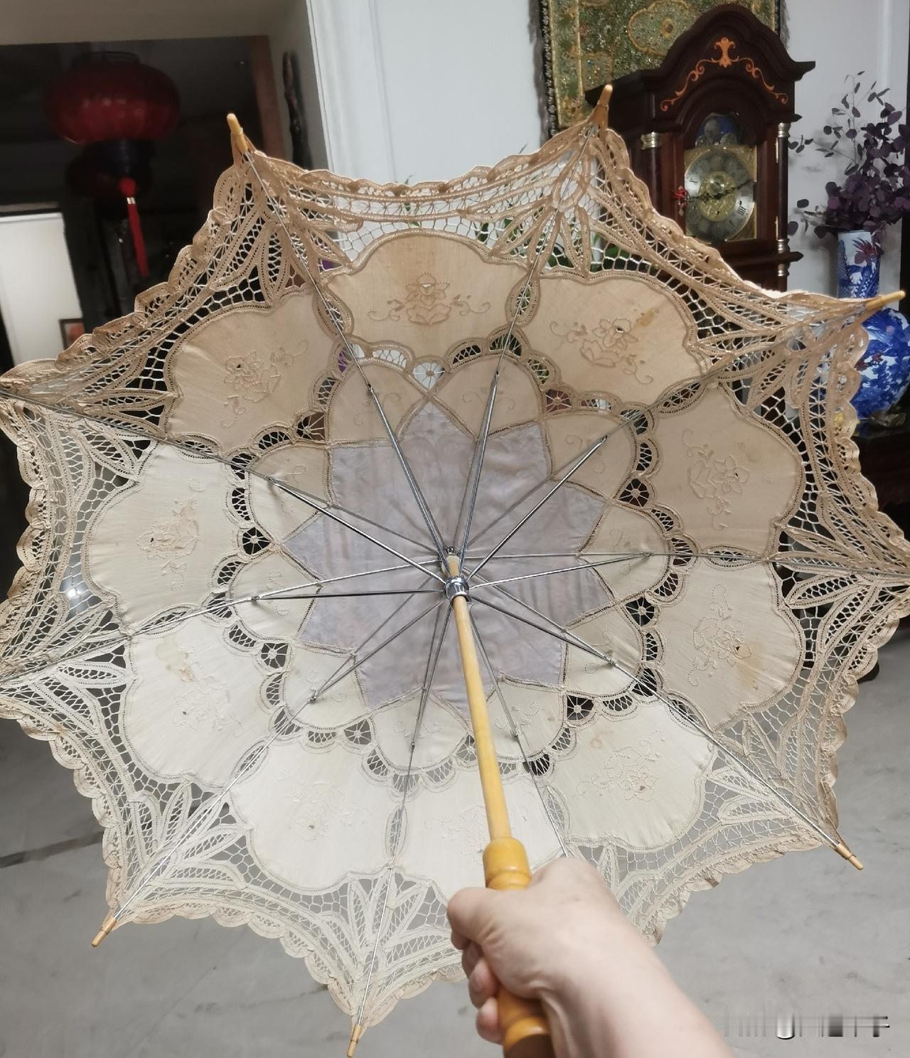 一把三十多年的老伞！

这把伞是我80年代末托人在上海买的！

今天这把伞不是什
