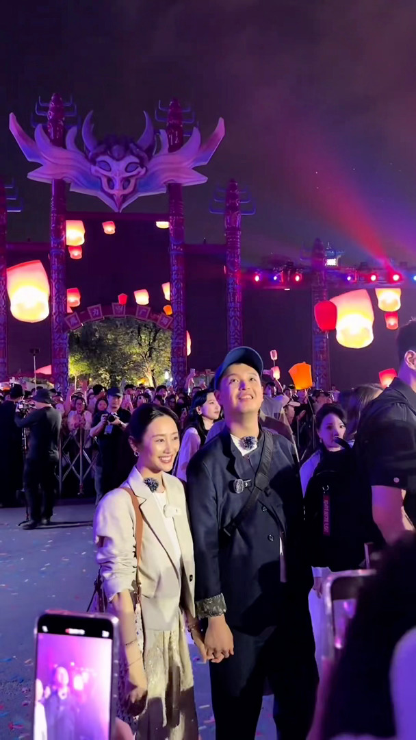 马頔听到路人喊爷们要脸的反应看完妻旅感觉小马也挺好可爱的呀！马頔被路人贴脸开大