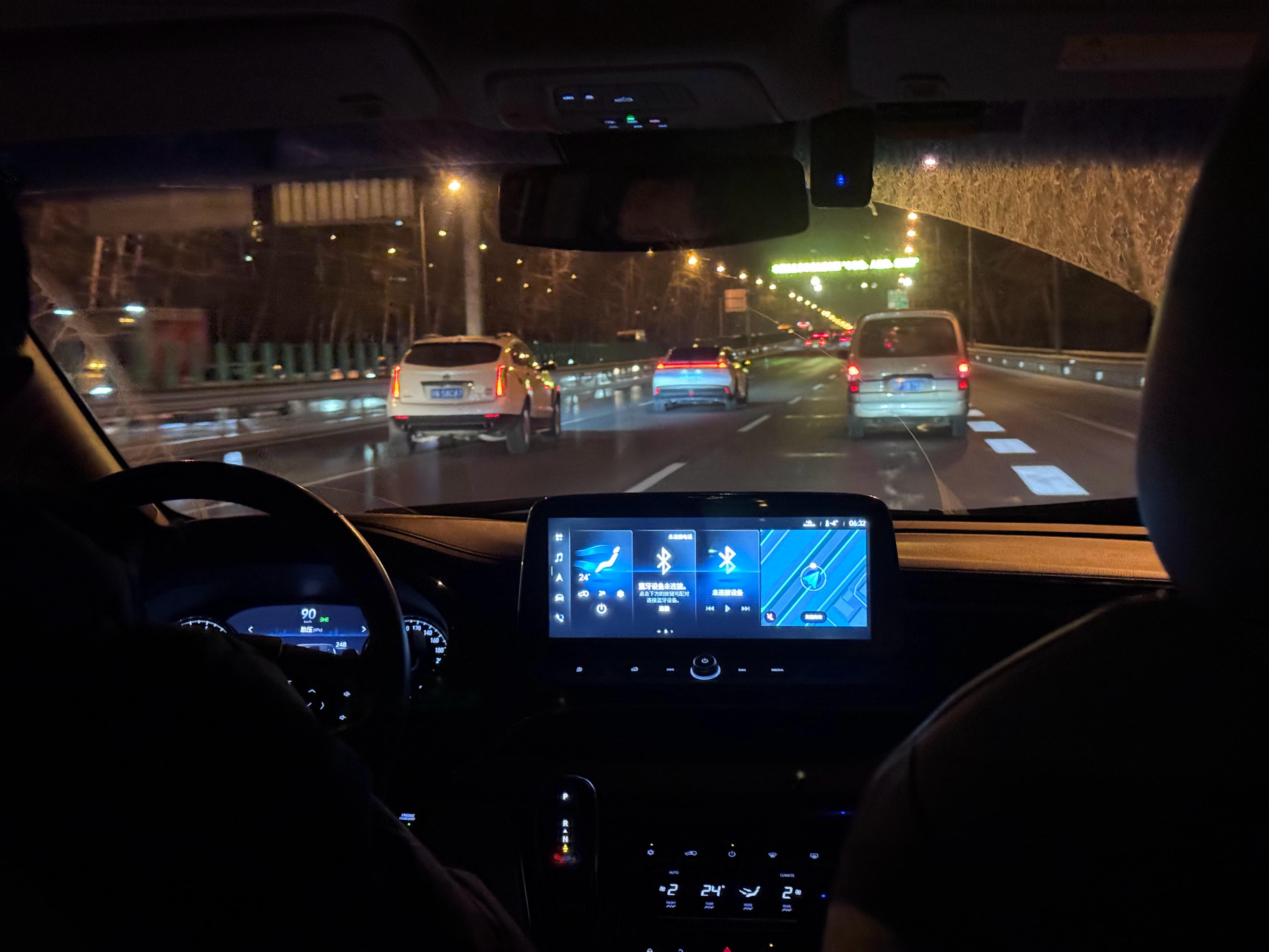 早啊，到机场了今天吃的中式早餐大哥说这么早只有小笼包简直太对我胃口了！所以早餐你