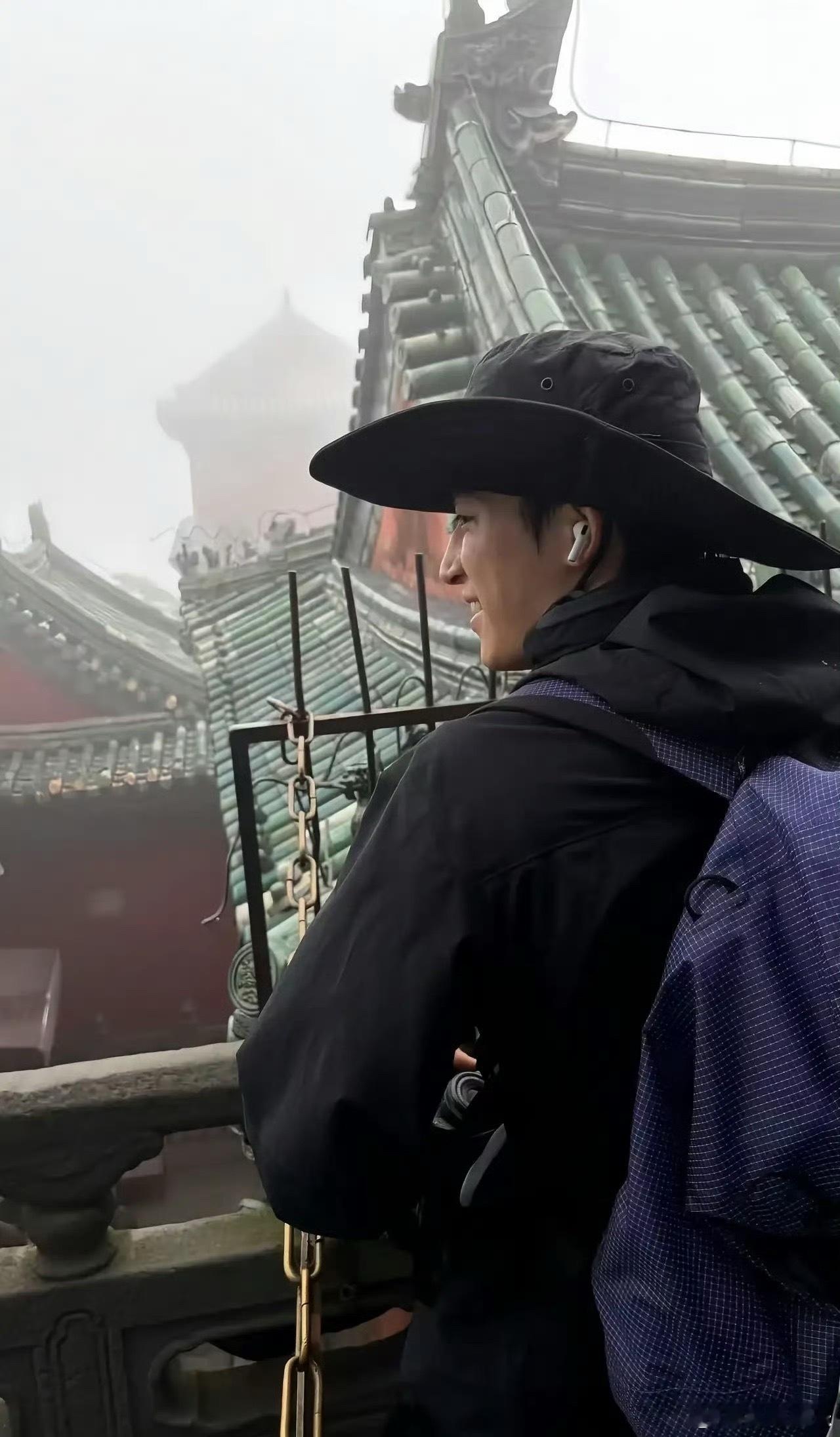 是不是男生都会用这个借口，王星越用有女朋友了拒加微信，网友爬山偶遇王星越要微信，