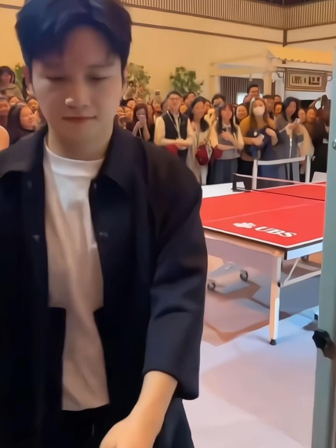 如果线下见过樊振东，就懂什么是真的温润如玉，谦谦君子，这是体育运动生，但是骨子里