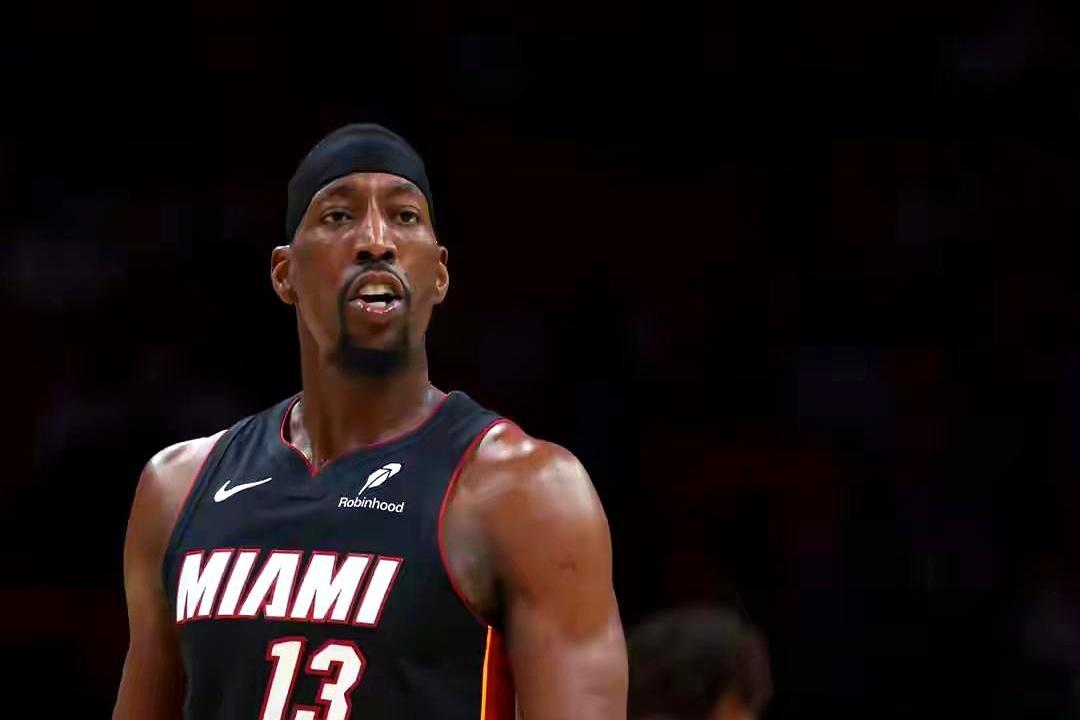 阿德巴约第三节那记三分刷进篮筐的时候，迈阿密主场两万多球迷全站起来喊疯了。
 