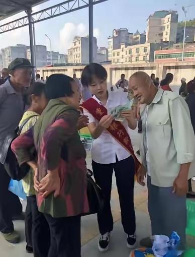 挂失？报警？重庆一女子发现银行卡被盗刷后，急中生智，立刻跑去超市刷了3块钱买袋盐