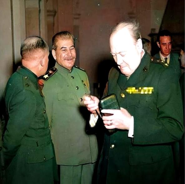 1945年，雅尔塔会议期间，丘吉尔烟瘾犯了，急忙抽出一根雪茄。他故意背着斯大林。