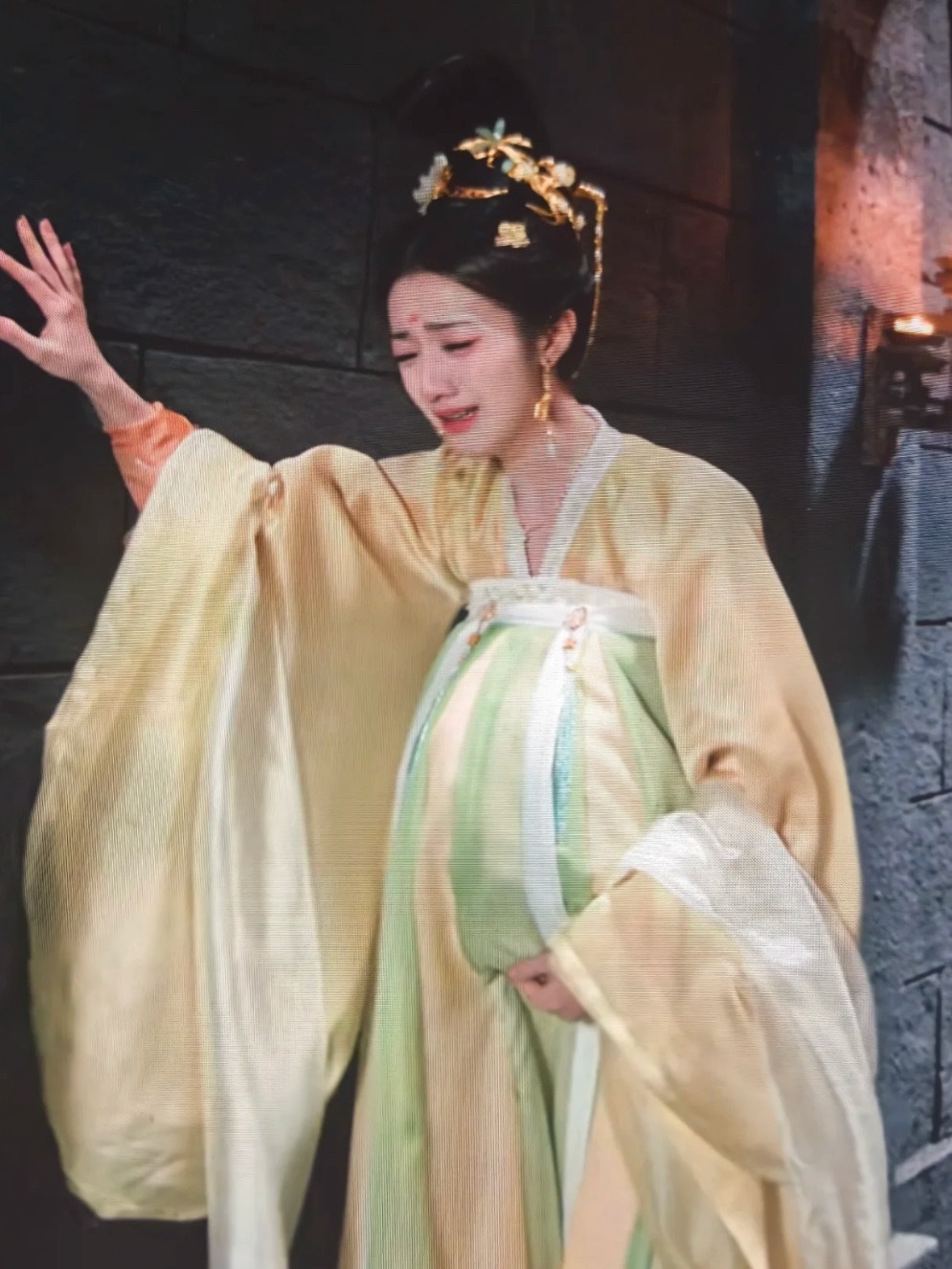 这个肚子也太假了…好奇怪，感觉没有胸就直接是肚子了⋯不能放个假肚子吗？玩到这感觉