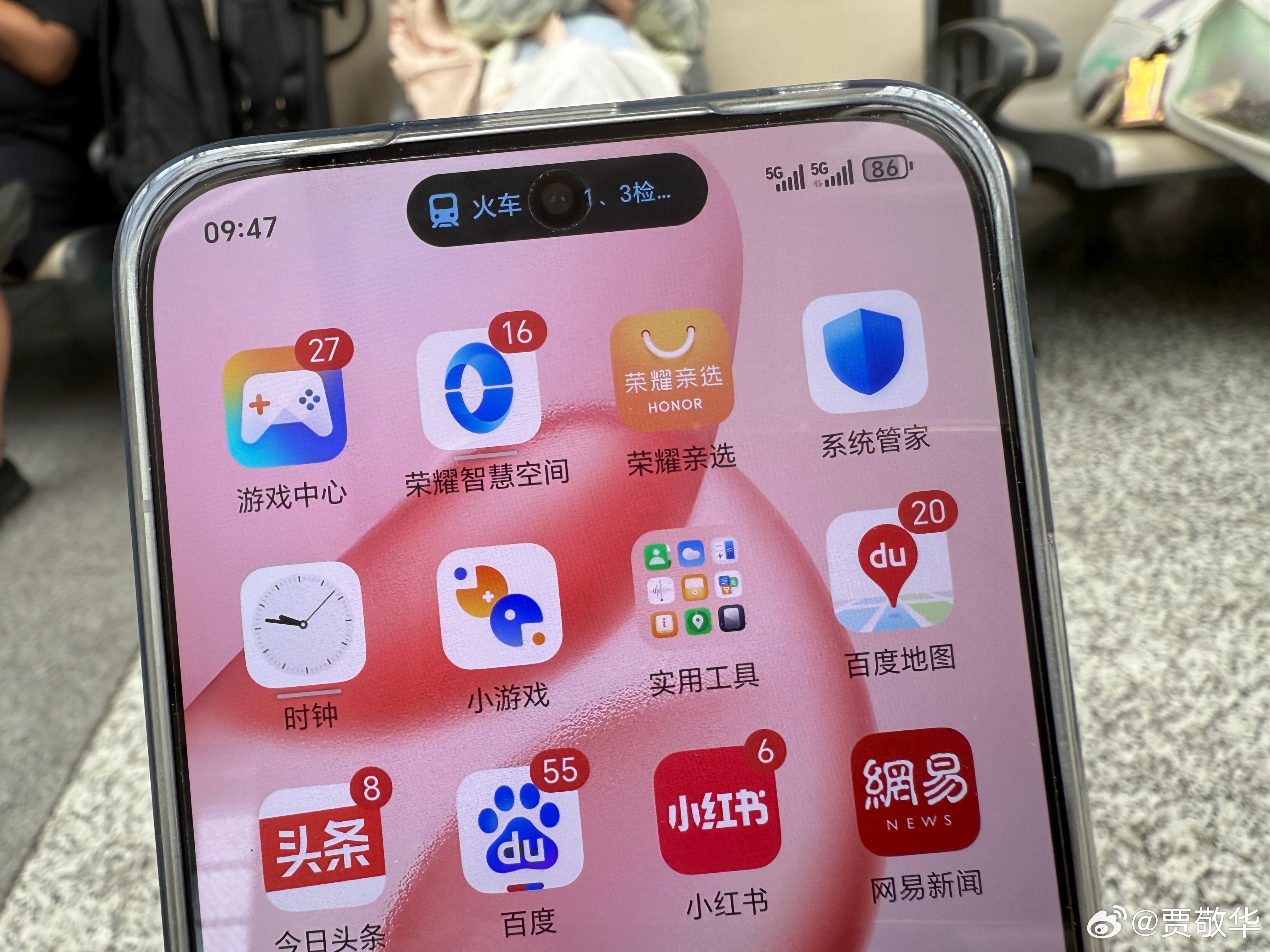 现在感觉荣耀的灵动胶囊比果子的灵动岛好用，因为灵动胶囊会根据时间和App推送提示