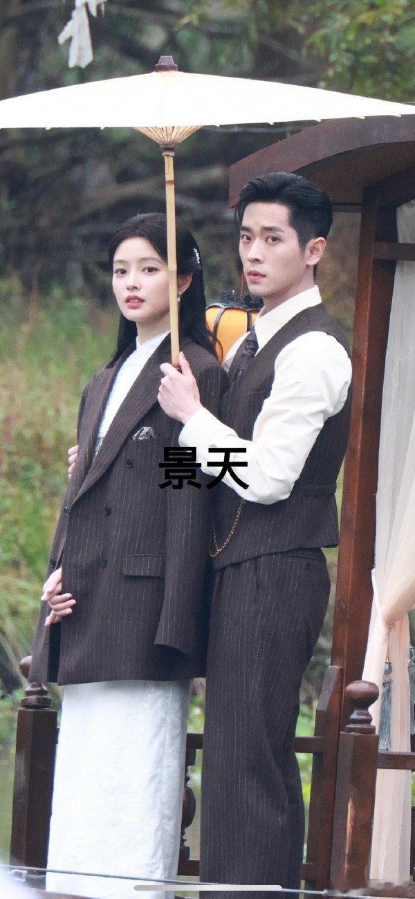 丞磊徐若晗船头撑伞氛围感 ​​​​丞磊徐若晗玉簟秋撑伞游湖路透 ​​​​丞磊徐若