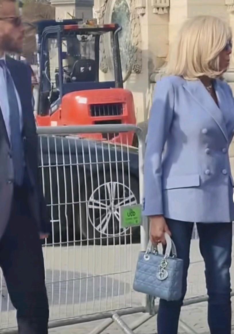 该说不说？布丽吉特这年岁在街上还是还受万人注目，布利吉特上街有不少的帅哥，紧紧的