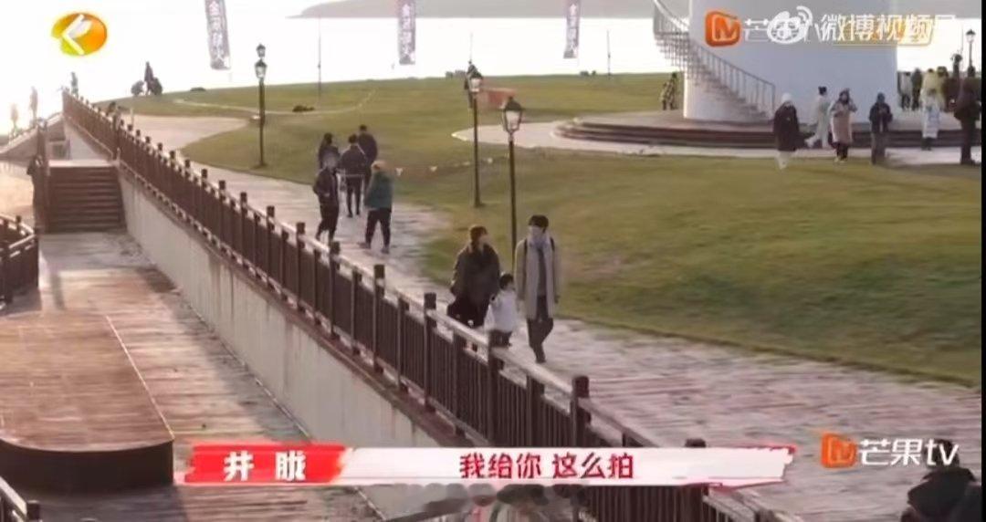 井胧井迪俩碎嘴子 井胧井迪这俩碎嘴子，一开口就把果果哄得美滋滋的，真是太会聊天了