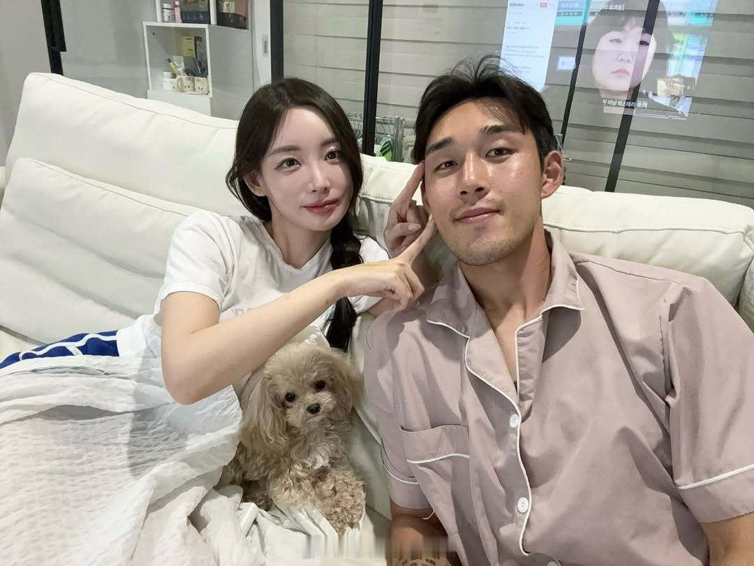 全北现代球员宋旻揆的网红女朋友郭珉瑄（主播、电竞主持人）首次在网上公开二人合照。