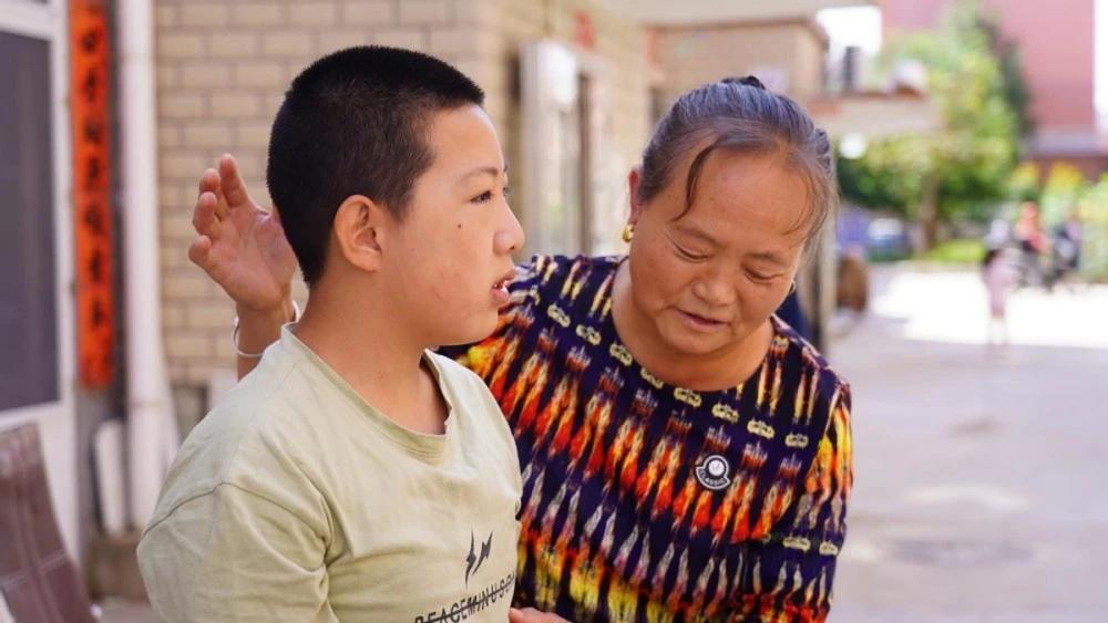 前几天，我孙子过生日，本来是我和我老伴一起过生日的，可是这一次，我老伴正在忙着工