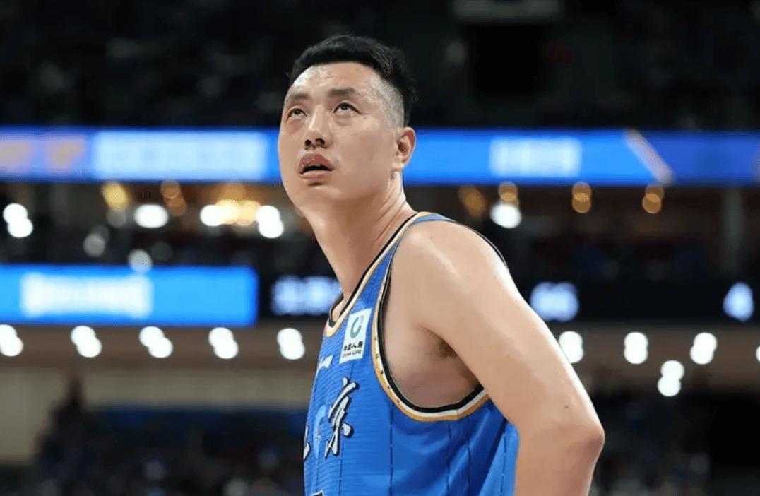 翟晓川耿耿于怀！北京男篮眼下正准备参加在四川雅安举办的热身赛！在这场比赛到来之前