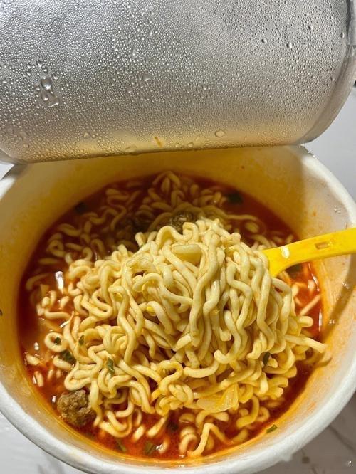 泡面 换水泡面泡熟了，把水倒了再倒水放调料，这种操作一遍没试，口感真的会更好吗？