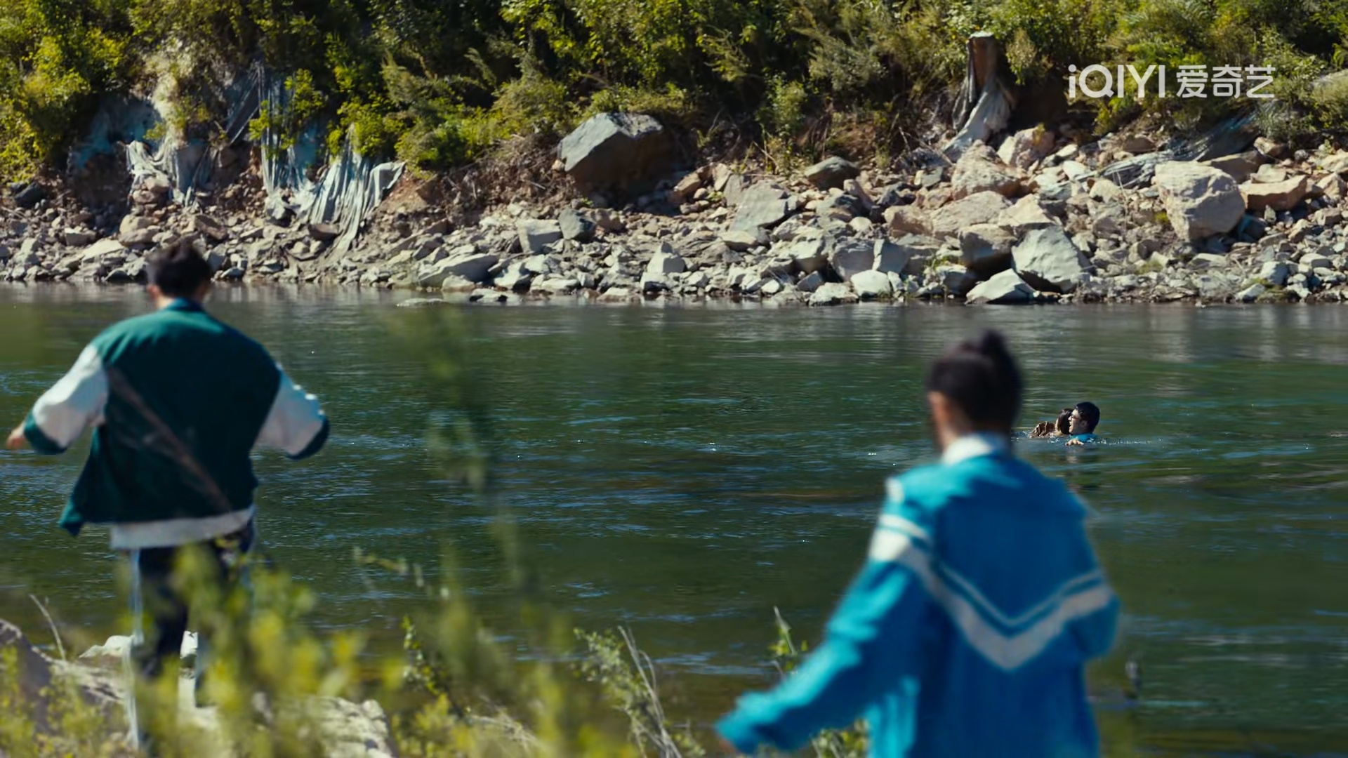 原来黄景瑜那个奔驰形胸肌的路透是拍这场戏，夏雷离家出走，偶遇春春跳河，铁三角一起