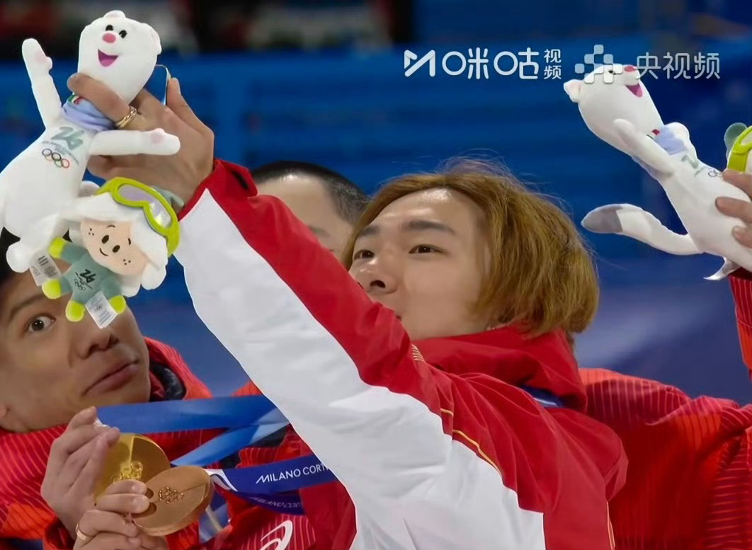 【#苏翊鸣铜牌自拍#】米兰冬奥会单板滑雪男子大跳台决赛中，卫冕冠军夺得铜牌，这也