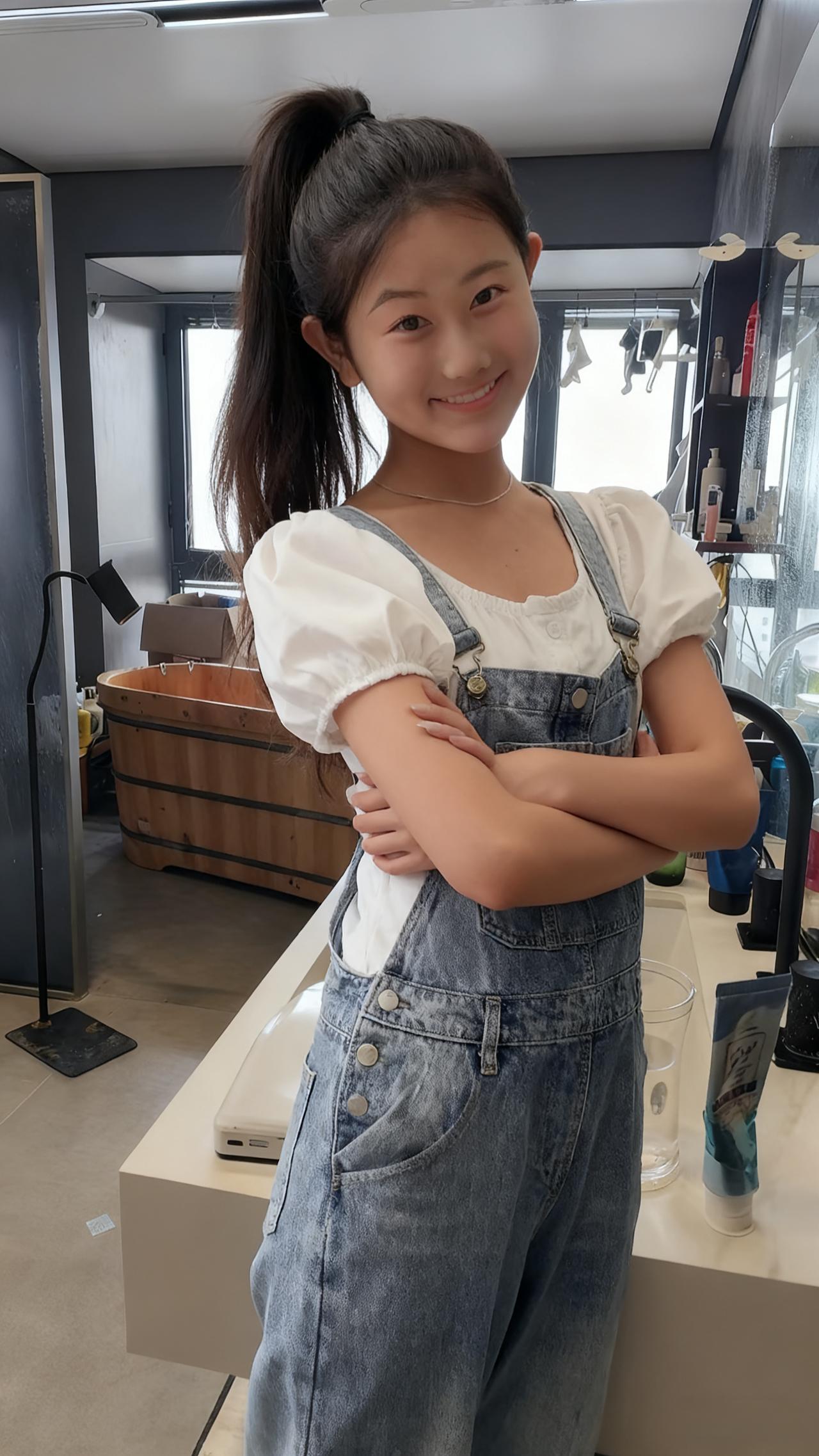 你是时光里的小兽
在厅的褶皱里
藏着糖和秘密
打翻的瓶是星子坠落
弄乱的发是风的