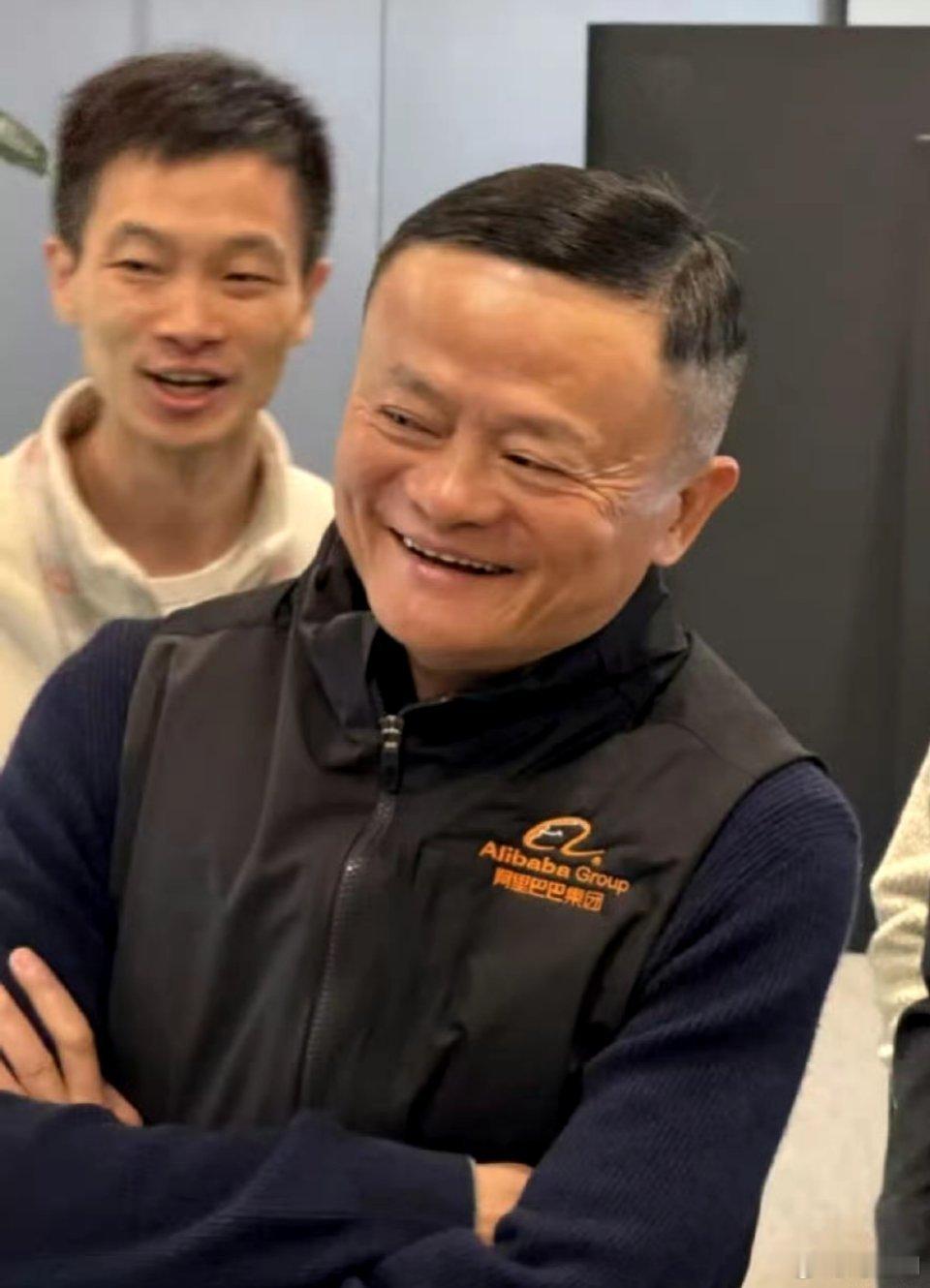 马云现身杭州阿里园区  马云今日现身阿里园区  气色不错。 
