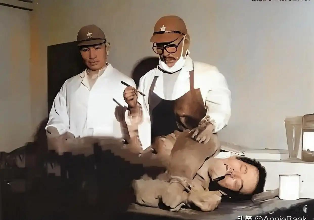 曾在日本七三一部队服役的胡桃泽正邦回忆：“解剖时人还是温热的，有血喷出”。他先后