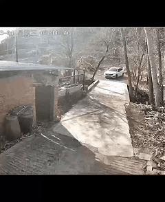 辽宁，一男子远在天津打工，家中父母早已过世，他明知家里没人，却依然驱车千里赶回老