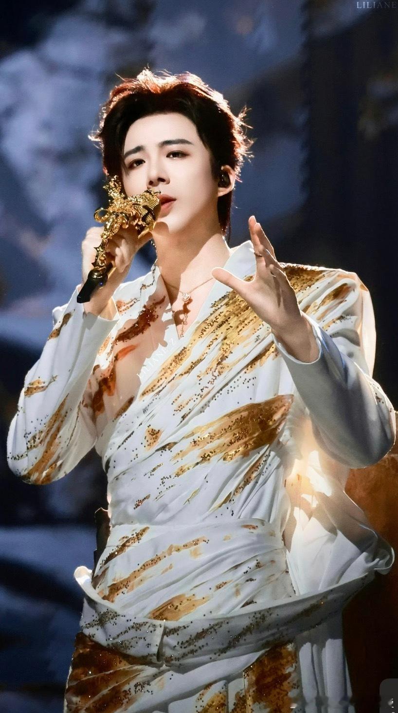 刘宇宁被台下观众钓成翘嘴|刘宇宁舞台纸花上有手写祝福|刘宇宁青春呐温暖前行| 摩