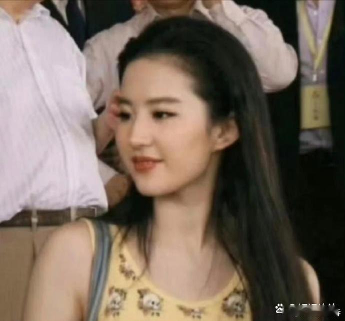 刘亦菲，真大美女无疑！脸型优越无需遮盖，大光明发型尽显其独特气质，完美适配，魅力