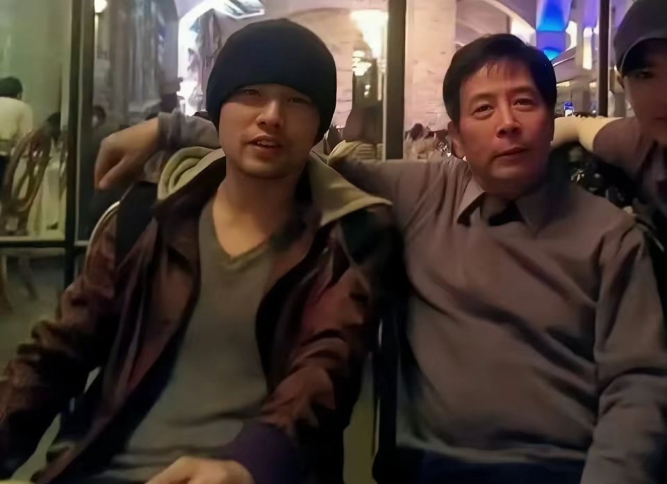 周杰伦爸爸干过最牛的一件事：跟吴宗宪解约的时候把歌曲版权都要回来了，而且是在解约