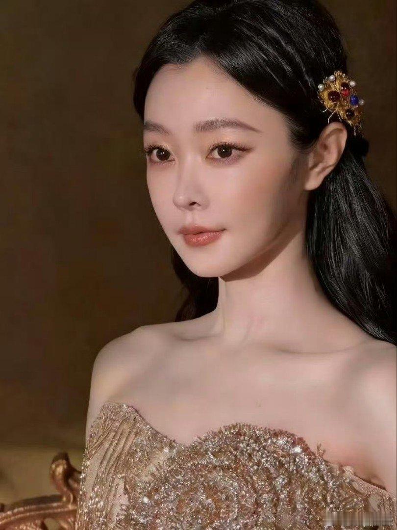 宋轶人比花娇宋轶今日造型绝绝子，真真是人比花娇。一出场，那娇俏脸蛋、贵气精致模样