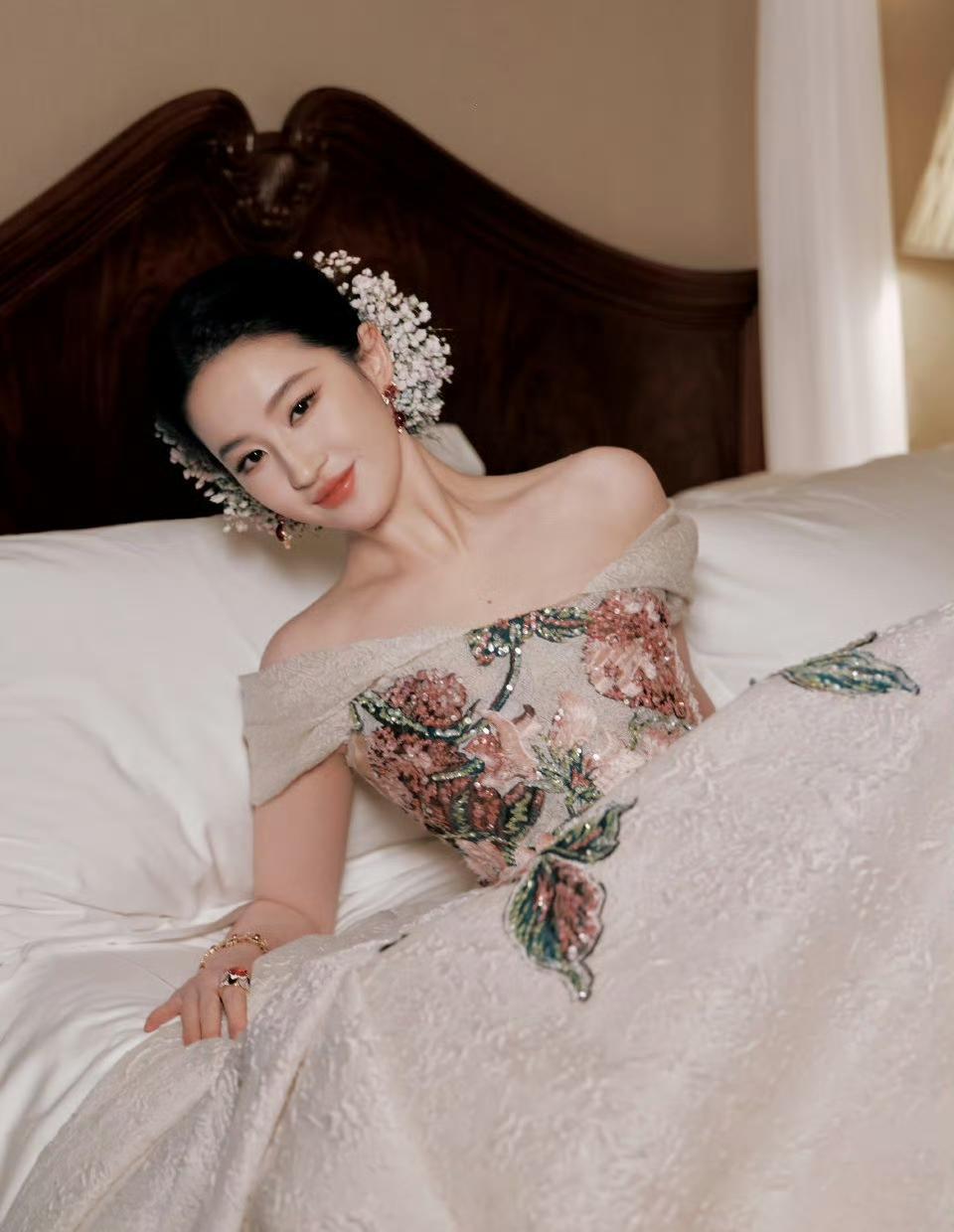 第一眼，真就是白秀珠。
那件象牙白长裙一披，波浪卷一梳，祖母绿往脖子上一挂，时间