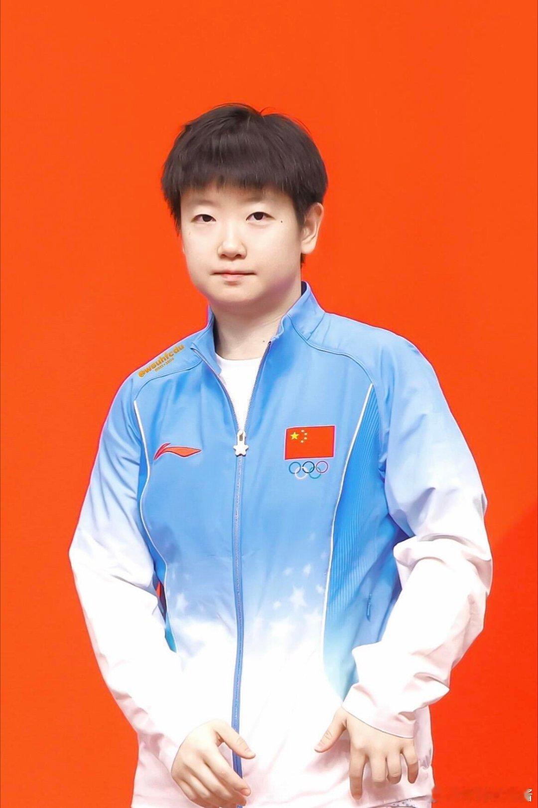 孙颖莎观战王曼昱蒯曼被拉着拍合照名古屋亚运看台，孙颖莎本来想安心看王曼昱蒯曼的比